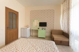 Гостевой дом Анири Саки Трехместный номер с балконом-3