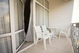 Гостевой дом Анири Саки Трехместный номер с балконом-5