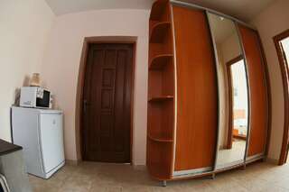 Гостевой дом Анири Саки Стандартный четырехместный номер-11