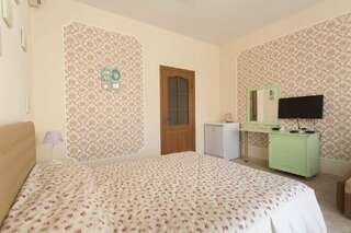 Гостевой дом Анири Саки Трехместный номер с балконом-2