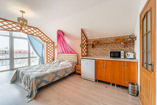 Гостевой дом Анири Саки Трехместный номер с балконом-1