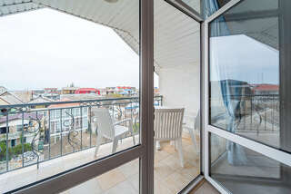 Гостевой дом Анири Саки Трехместный номер с балконом-7