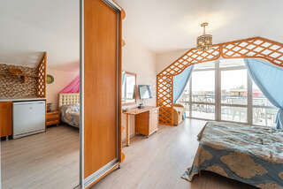 Гостевой дом Анири Саки Трехместный номер с балконом-3