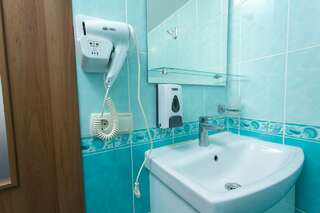 Гостевой дом Анири Саки Трехместный номер с балконом-9