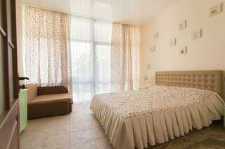 Гостевой дом Анири Саки Трехместный номер с балконом-4